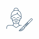 Disegno al tratto di una persona con mascherina e cuffia chirurgica, accanto a un bisturi, che rappresenta un chirurgo o un Servizio Veterinario durante un intervento chirurgico.