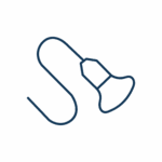 Un semplice disegno al tratto di un ago da cucito con il filo che passa attraverso la sua cruna, formando una forma curva e sciolta. Questa illustrazione minimalista presenta linee blu scuro su uno sfondo chiaro, evocando sottilmente la precisione che spesso si trova nei Servizi Veterinari.