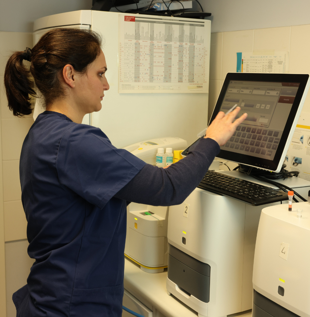 Tecnico veterinario che utilizza un macchinario da laboratorio all’interno della Clinica Veterinaria Domus Vet di Majano.