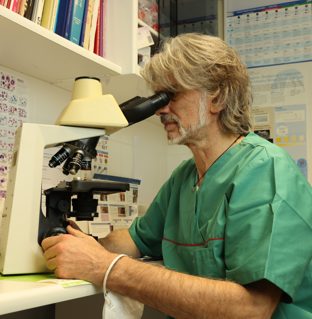 Medico veterinario che analizza un campione al microscopio nel laboratorio della Clinica Veterinaria Domus Vet di Majano.